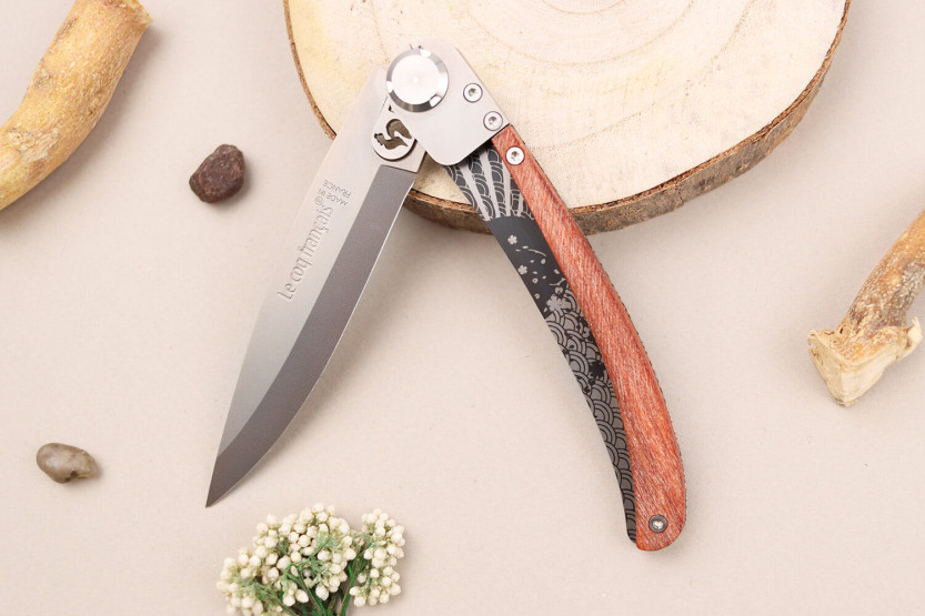 Le Coq Français Soleil Levant Cuchillo plegable Corazón Rojo 11,5cm mango de madera roja + funda