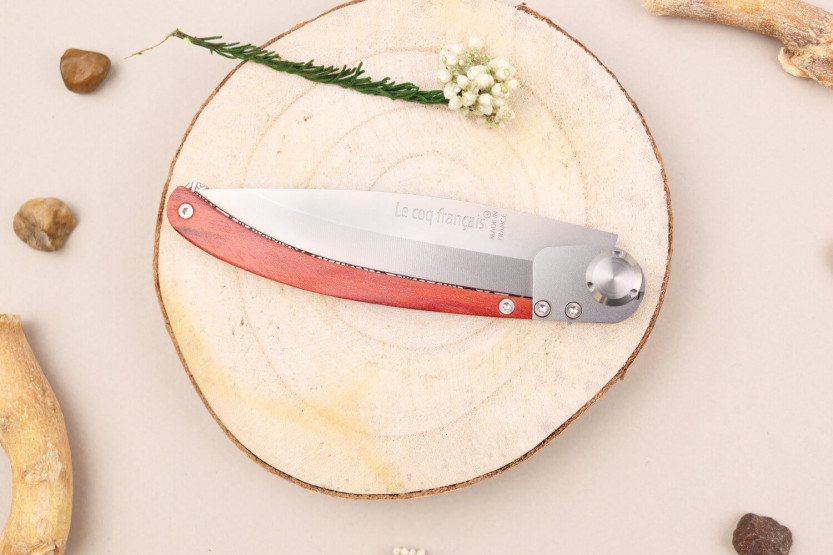 Le Coq Français Tokyo foldekniv Red Heart håndlavet rødt træhåndtag 11,5 cm + etui