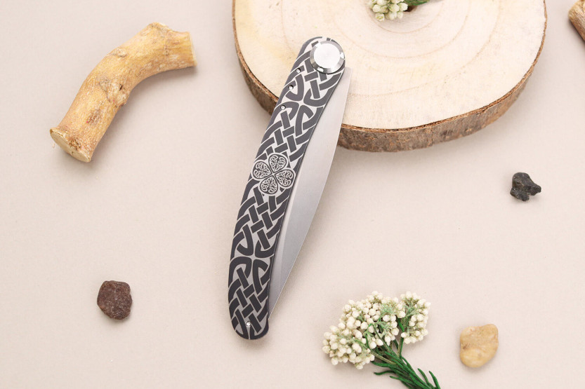 Le Coq Français Keltisk fällkniv med olivträhandtag 11,5cm + fodral