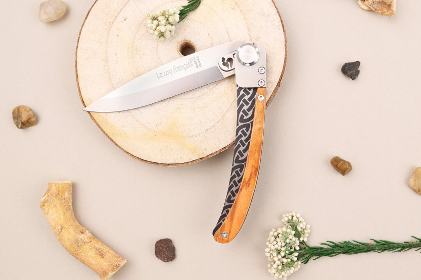 Le Coq Français Keltisk fällkniv med olivträhandtag 11,5cm + fodral
