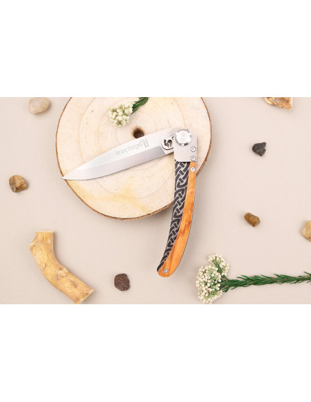 Le Coq Français Keltisk foldekniv med håndtag i oliventræ 11,5 cm + etui