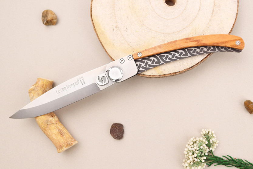 Le Coq Français Keltisk fällkniv med olivträhandtag 11,5cm + fodral