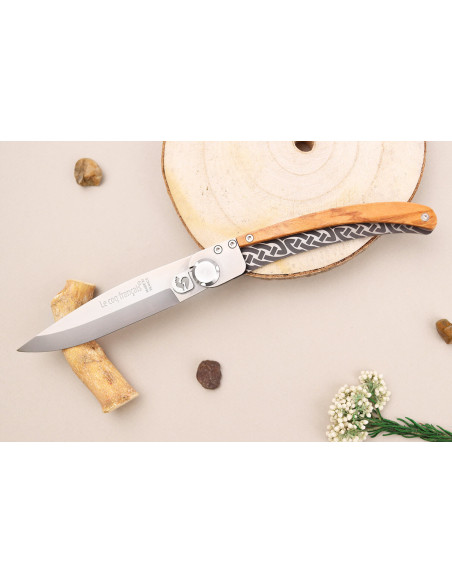 Le Coq Français Keltisk foldekniv med håndtag i oliventræ 11,5 cm + etui