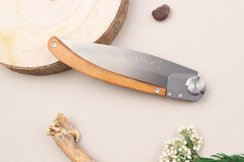Le Coq Français Jeanne d'Arc foldekniv 11,5 cm håndtak i oliventre + slire