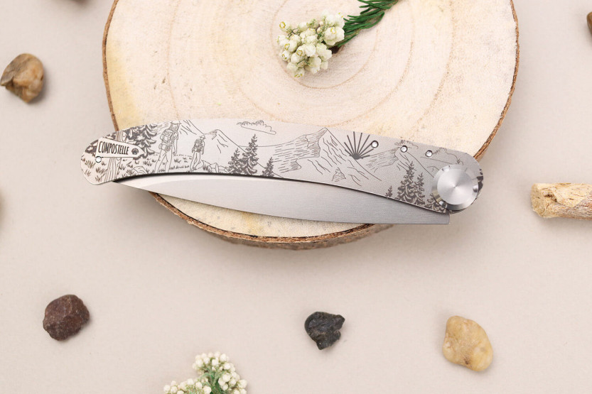 Le Coq Français Chemin de Saint-Jacques folding knife 11.5cm olive wood handle + case