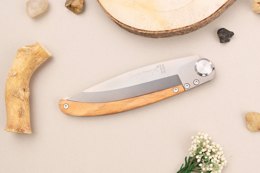 Le Coq Français Chemin de Saint-Jacques foldekniv 11,5 cm med skaft i oliventre + etui