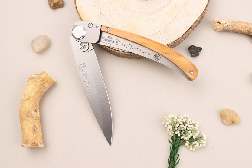 Le Coq Français Chemin de Saint-Jacques foldekniv 11,5 cm med skaft i oliventre + etui