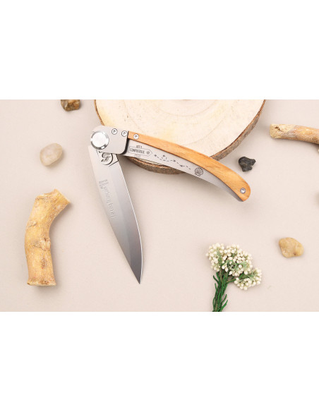 Le Coq Français Chemin de Saint-Jacques foldekniv 11,5 cm med skaft i oliventre + etui