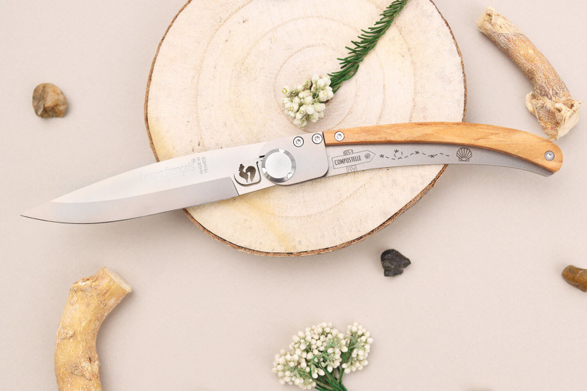 Le Coq Français Chemin de Saint-Jacques folding knife 11.5cm olive wood handle + case