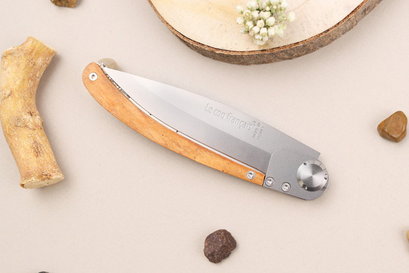 Le Coq Français Paris foldekniv 11,5 cm håndtag i oliventræ + etui