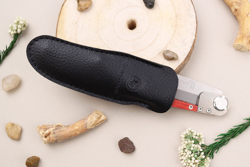 Le Coq Français Notre Dame de Paris folding knife Red Heart red wooden handle 11.5cm + sheath