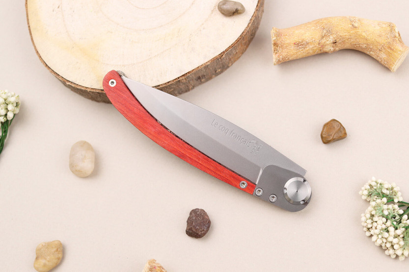Le Coq Français Notre Dame de Paris foldekniv Red Heart rødt trehåndtak 11,5 cm + slire