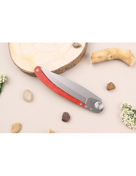 Le Coq Français Notre Dame de Paris foldekniv Red Heart rødt træhåndtag 11,5 cm + skede