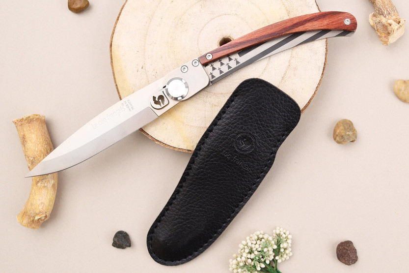 Le Coq Français Bretagne foldekniv 11,5 cm violet træhåndtag + skede