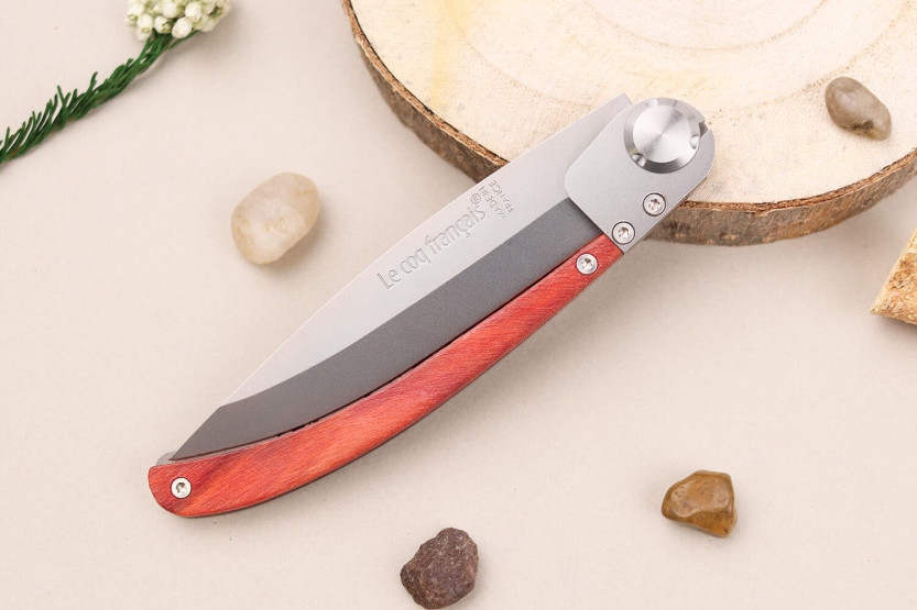 Foldekniv Le Coq Français Bordeaux Red Heart håndværksmæssig rød træhåndtag 11,5cm + etui
