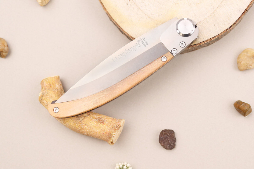 Coltello pieghevole Le Coq Français Rivière con manico in legno d'oliva 11,5 cm + fodero