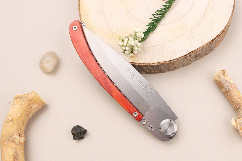 Le Coq Français Cuchillo plegable Charlemagne Corazón Rojo 11.5cm mango de madera roja + funda