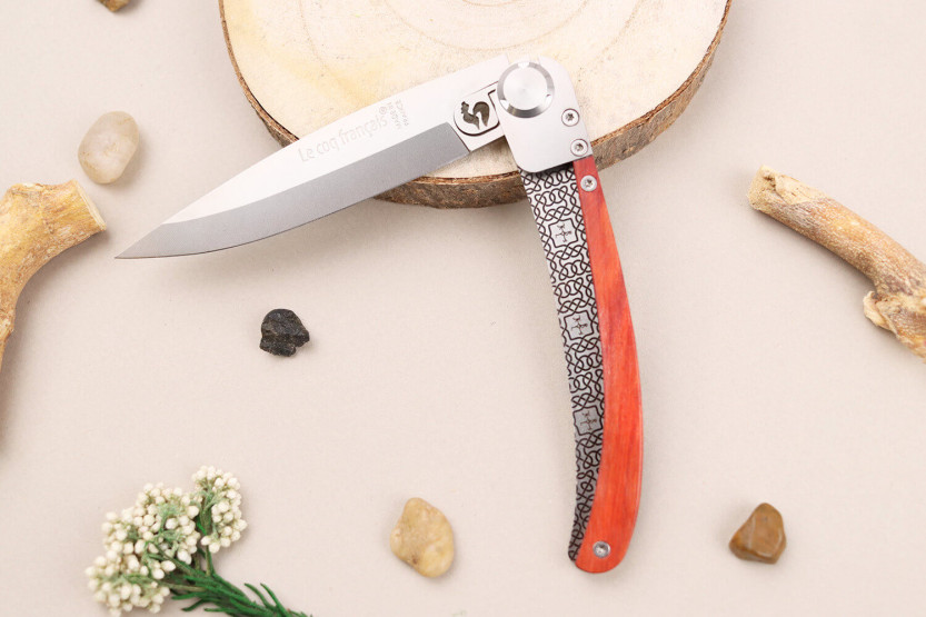 Le Coq Français Charlemagne Red Heart vouwmes 11,5cm rood houten handvat + schede