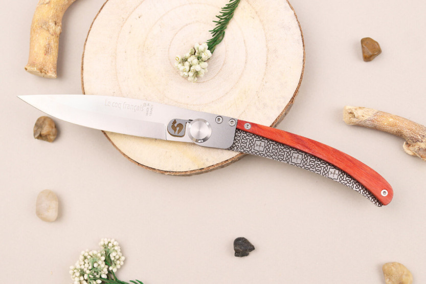 Le Coq Français Cuchillo plegable Charlemagne Corazón Rojo 11.5cm mango de madera roja + funda