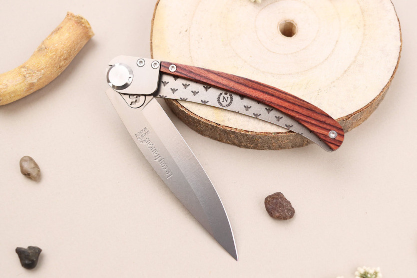 Le Coq Français Napoléon I coltello pieghevole 11,5 cm manico in legno viola + fodero