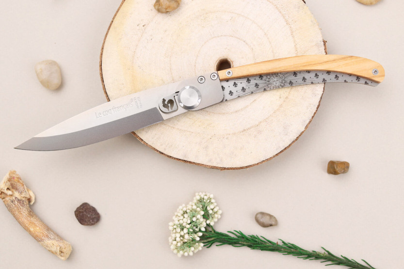 Le Coq Français Louis XIV fällkniv 11,5 cm olivträhandtag + fodral