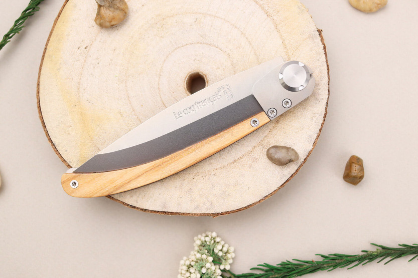 Le Coq Français Louis XIV foldekniv 11,5 cm håndtag i oliventræ + etui