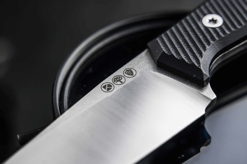Böker AK1 American Tanto Knife 129504 7,6 cm stålblad, svart G10-håndtak + kydex-slire