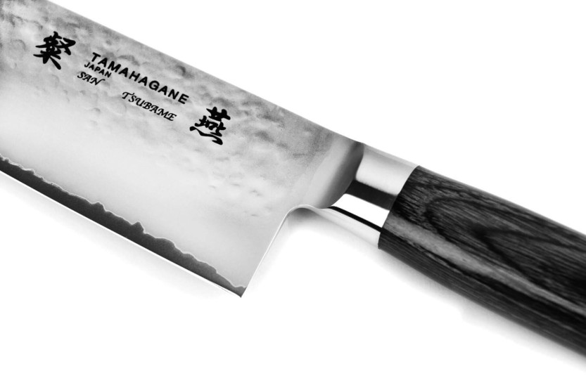 Coltello da chef giapponese Tamahagane Tsubame 18 cm con lama martellata in acciaio VG5