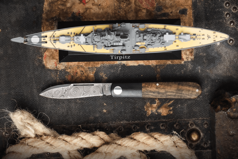 Böker Barlow Prime Tirpitz Damascus vouwmes 117942DAM zwart micarta en walnoot handvat 8.4cm + vilten schede