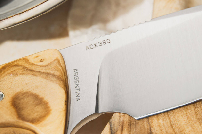 Böker Arbolito Vultur 02BA415 kniv 9,8 cm stålblad oliventræhåndtag + læderskede