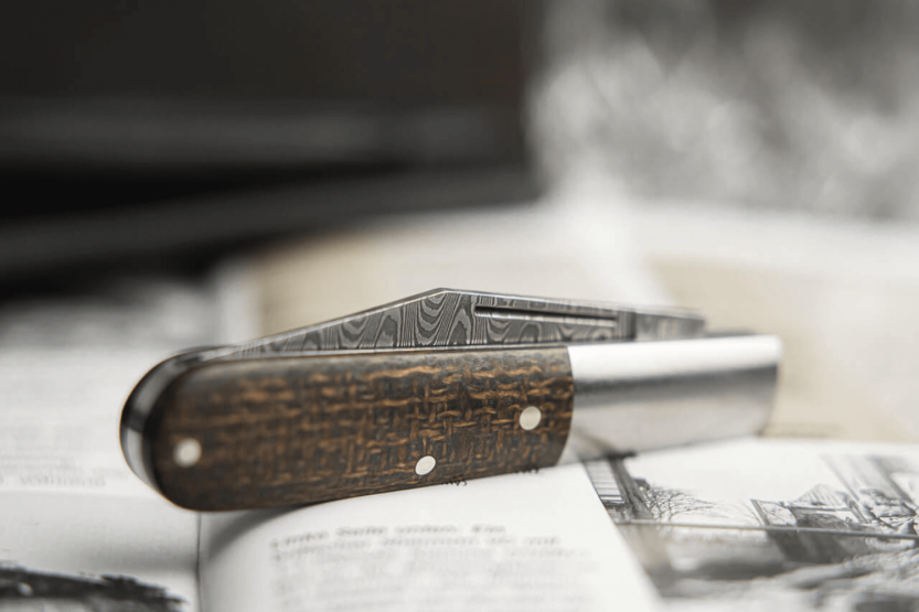 Böker Barlow M4 Sherman Damaskus foldekniv 110038DAM brunt micarta og rustfritt stålhåndtak 8,8 cm + filtslire