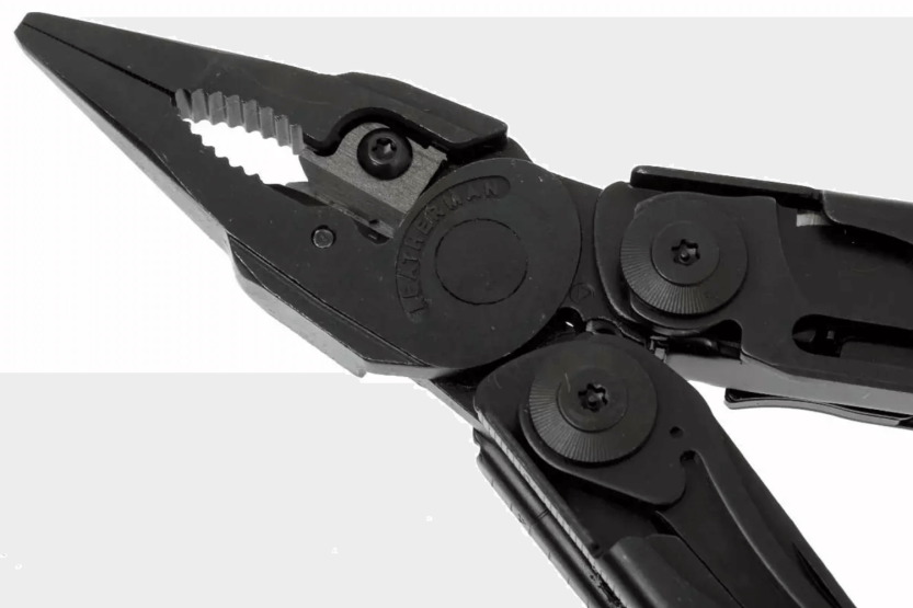 Alicate multifunções Leatherman Surge Black 831333 21 funções + estojo de nylon