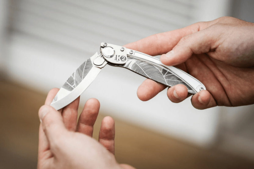 K2 Elegance K2.19M Coltello pieghevole 11,5 cm Manico in acciaio inox Design tropicale + fodero in tela di camoscio