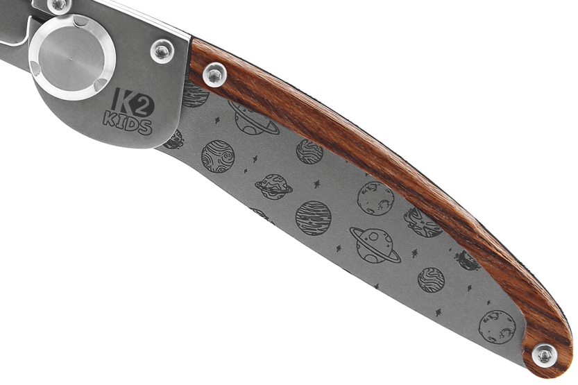 K2 Kids 812174 Coltello pieghevole con manico in acciaio inox da 9,5 cm a motivo di pianeti + fodero in pelle scamosciata