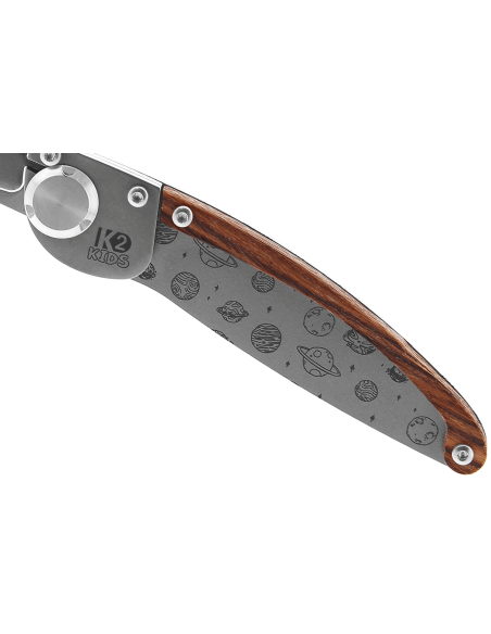 K2 Kids vouwmes 812174 roestvrijstalen handgreep met 9,5cm planeten design + suède schede