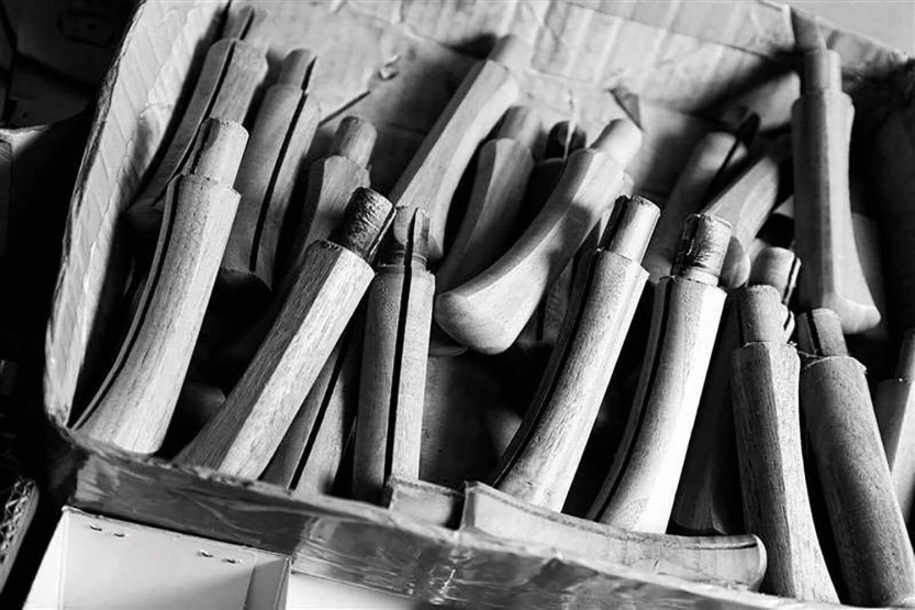 Coltello artigianale Old Bear Total Black con manico in legno ayous laminato
