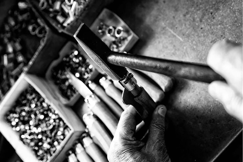 Coltello artigianale Old Bear Total Black con manico in legno ayous laminato