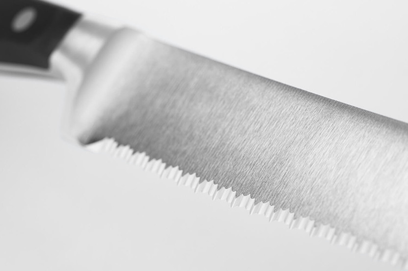 Wüsthof Classic brødkniv med smidd mikrotannet blad 23 cm
