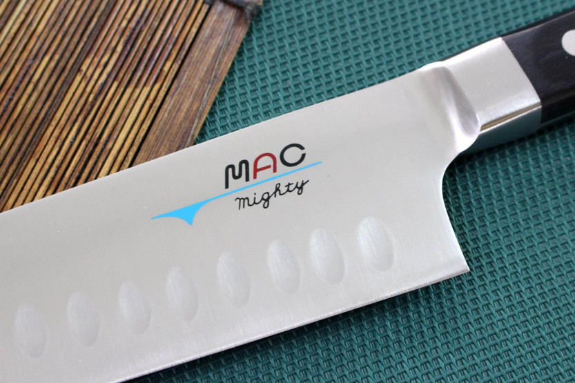 MAC Cuchillo santoku japonés profesional de 17 cm con diseño de panal de abeja