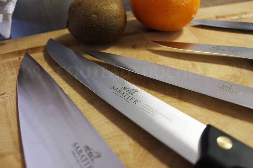 Pussillinen 5 Sabatier Cuisine d'Aujourd'hui -veitsiä, valmistettu Ranskassa.