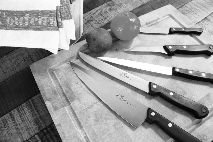 Väska med 5 Sabatier Cuisine d'Aujourd'hui-knivar tillverkade i Frankrike