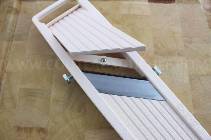 Professionelle japanische Küchenmandoline Benriner 3 Klingen 6.5cm Korridor + Drücker und Behälter