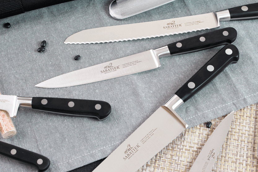 Sabatier Ideal 100 % smidd rustfritt stålkoffert 7 franskproduserte kniver + 1 gaffel + 1 pistol
