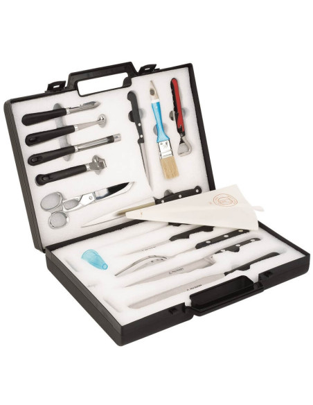 17 Au Nain knives and accessories hotel case