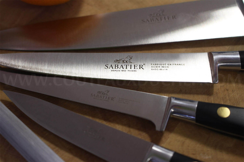 Estuche con 4 cuchillos + 1 chaira Sabatier Chef producción francesa