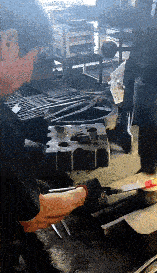 Forgeron yoshimi kato dans sa forge Forgeron yoshimi kato dans sa forge